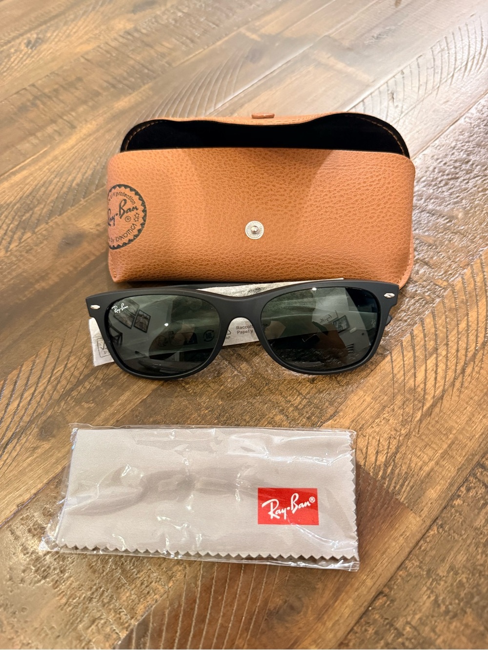NWOT Ray-Ban Classic Black Wayfarer Sunglasses with Brown Case